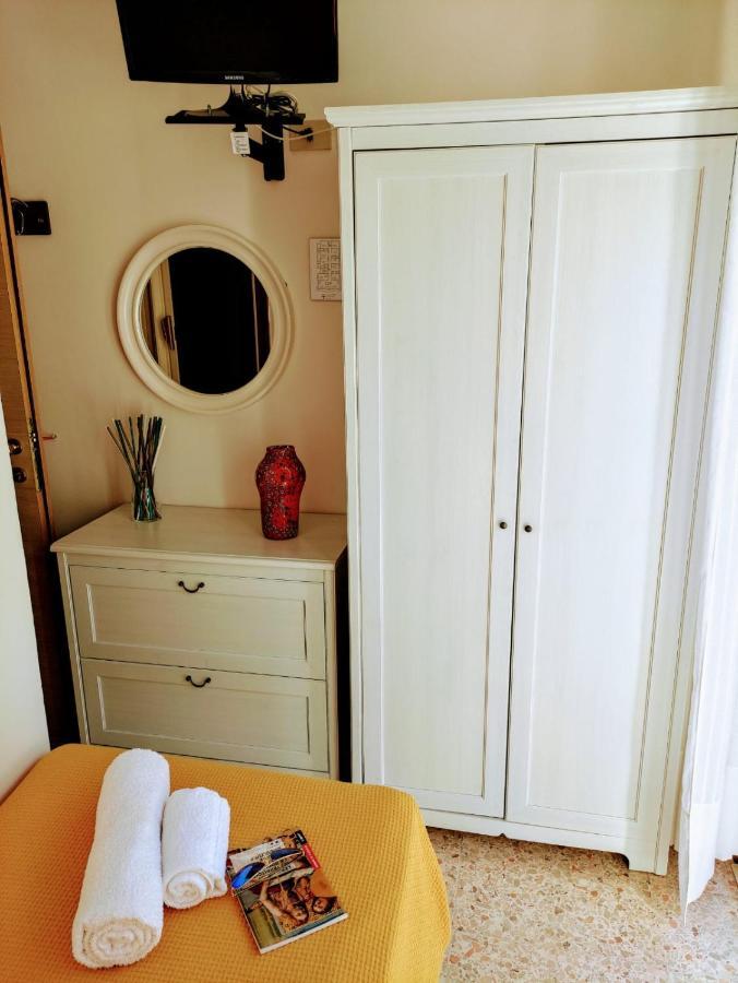 Hotel Adria B&B - Colazione Fino Alle 12 Misano Adriatico Eksteriør bilde