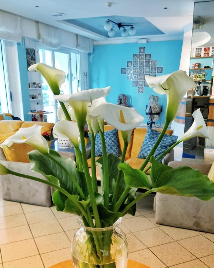 Hotel Adria B&B - Colazione Fino Alle 12 Misano Adriatico Eksteriør bilde