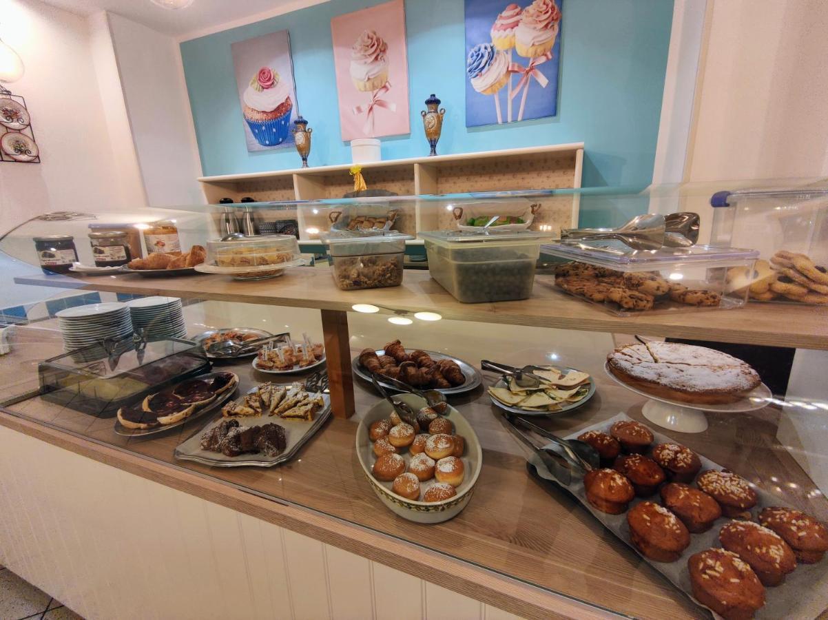 Hotel Adria B&B - Colazione Fino Alle 12 Misano Adriatico Eksteriør bilde