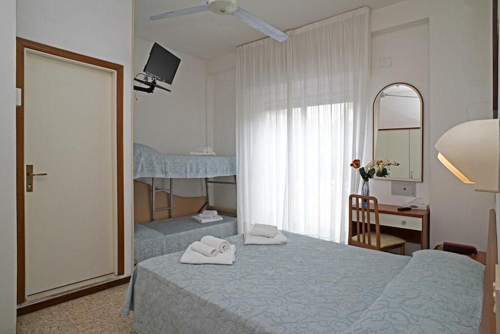 Hotel Adria B&B - Colazione Fino Alle 12 Misano Adriatico Eksteriør bilde