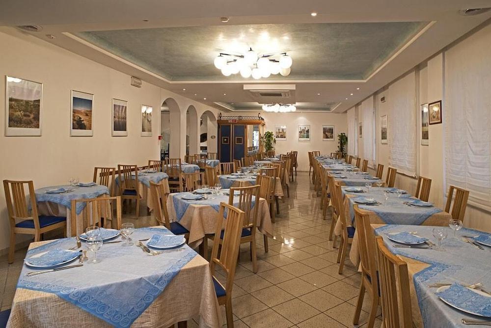 Hotel Adria B&B - Colazione Fino Alle 12 Misano Adriatico Eksteriør bilde